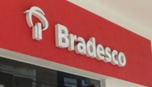 Fachada do banco Bradesco, cujas ações BBDC4 tiveram redução no preço-alvo pelo Safra