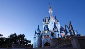 Perspectiva de baixo do castelo da Disney, em Orlando, na Flórida, Estados Unidos
