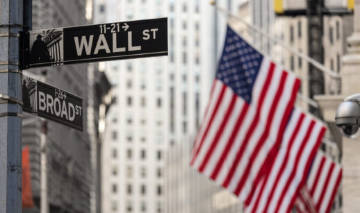 Bandeiras dos Estados Unidos com placa de Wall Street, alusivo aos BDRs para investir em agosto