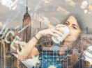 Mulher toma café em NY