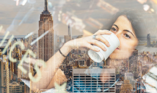 Mulher toma café em NY