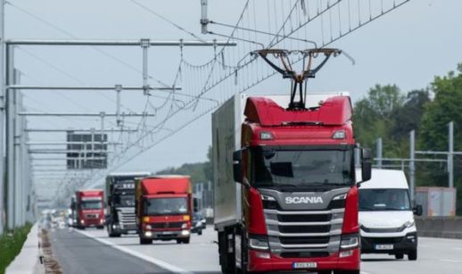 Caminhões em rodovia eletrificada
