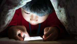 Criança chinesa com celular