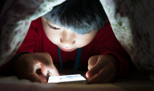 Criança chinesa com celular
