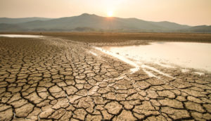 Lago ressecado pela seca