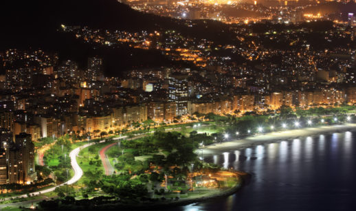 Imagem aérea do Rio de Janeiro iluminado, consumindo energia elétrica