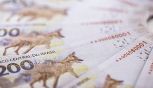 Notas de 200 reais sobrepostas, alusivo à Dívida Pública