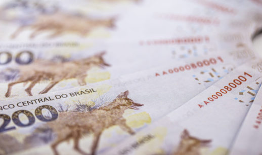 Notas de 200 reais sobrepostas, alusivo à Dívida Pública