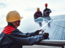 operários instalam energia solar