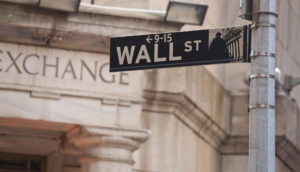 Foto de placa de Wall Street e Bolsa de Valores de Nova York ao fundo, alusivo ao ETF