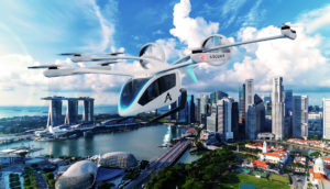 Protótipo de carro voador da Eve com logo da Ascent em destaque e Cingapura ao fundo