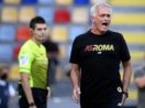 José Mourinho, técnico da AS Roma, gritando à beira do gramado em alusão ao desgosto com o jogo Fortnite