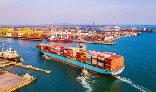 Porto chinês visto de cima, com navio entrando no cais cheio de contêineres, alusivo ao comércio do G20
