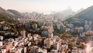 Paisagem de prédios no Ri de Janeiro com o Pão de Açúcar ao fundo, alusivo às vendas e lançamentos de imóveis