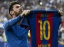 Lionel Messi, segurando a camisa do Barcelona e mostrando à torcida em jogo contra o Real Madrid