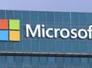 Fachada de prédio espelhado com logo da Microsoft em destaque