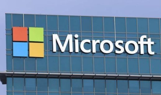 Fachada de prédio espelhado com logo da Microsoft em destaque