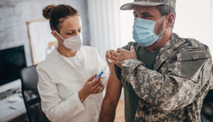 Militar sendo vacinado