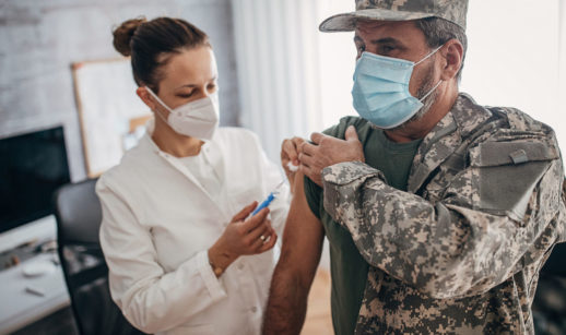 Militar sendo vacinado