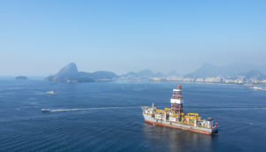 Navio cargueiro com Pão de Açúcar ao fundo, no Rio de Janeiro, alusivo ao PIB do Brasil projetado pela Opep