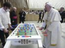 Papa jogando pebolim