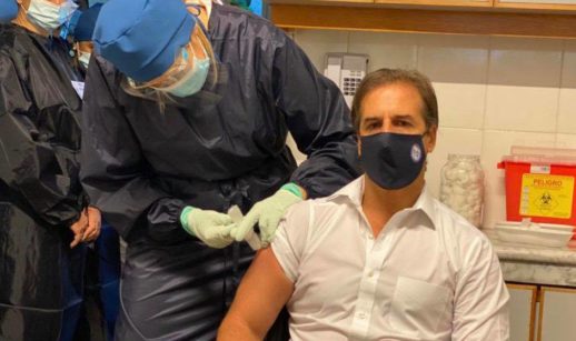 Presidente do Uruguai toma vacina