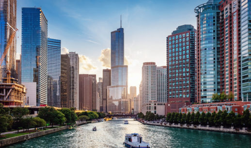 Barco em meio a canal do rio em Chicago, nos Estados Unidos, alusivo ao Safra Report
