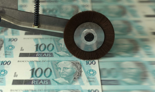 Máquina de impressão de cédulas de R$ 100, alusivo às contas do setor público do Brasil