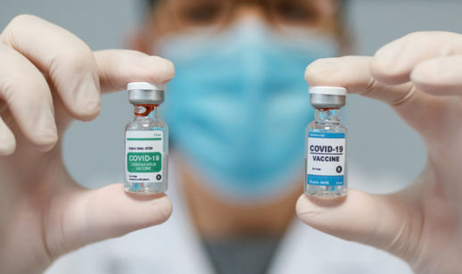duas vacinas diferentes na mão de enfermeira
