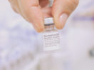 Mão segurando dose de vacina da Pfizer contra a covid-19