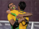 Jogadores de futebol de 5 do Brasil comemorando vitória nos Jogos Paralímpicos de Tóquio