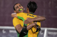Jogadores de futebol de 5 do Brasil comemorando vitória nos Jogos Paralímpicos de Tóquio