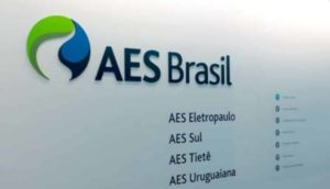 Banner de entrada de prédio da AES Brasil com destaque para as empresas controladas pelo grupo