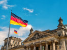 Parlamento alemão com bandeiras da Alemanha, país que deu sinal verde à liberação de brasileiros