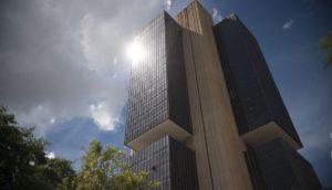 Fachada do Banco Central do Brasil, vista de baixo para cima, com reflexo do sol, onde ocorrerá a reunião do Copom para definir a Selic