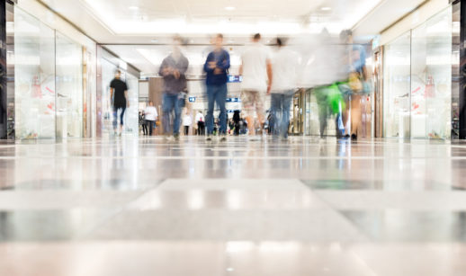 Imagem de cima para baixo de shopping com movimento de pessoas, alusivo a BR Malls (BRML3)