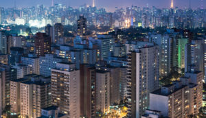 Vista aérea da cidade de São Paulo a noite, alusivo à Conjuntura Safra Invest sobre a economia brasileira