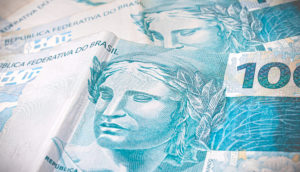 Cédulas de 100 reais sobrepostas, alusiva à dívida pública federal