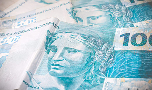 Cédulas de 100 reais sobrepostas, alusiva à dívida pública federal