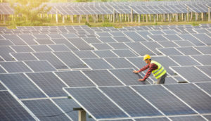 Placas de geração de energia solar, alusivo ao mercado onde atua a Engie Brasil