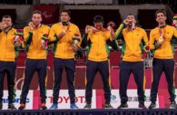 Equipe de goalball masculino do Brasil comemorando ouro nos Jogos Paralímpicos de Tóquio