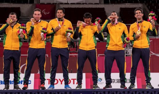 Equipe de goalball masculino do Brasil comemorando ouro nos Jogos Paralímpicos de Tóquio