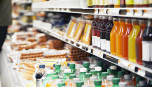 Gôndola de supermercado com produtos expostos, alusivo à inflação e ao varejo da agenda econômica