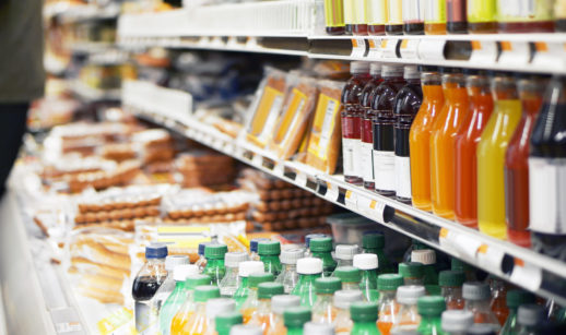 Gôndola de supermercado com produtos expostos, alusivo à inflação e ao varejo da agenda econômica