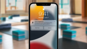 Foto conceitual de iPhone com a tela ligada com o novo sistema operacional da Apple, o iOS 15