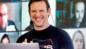Marcelo Lombardo, sorrindo com computador e fone de ouvido, o CEO da Omie
