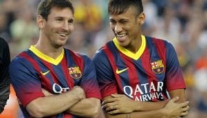 Messi e Neymar lado a lado sorrindo com a camisa do Barcelona em estreia