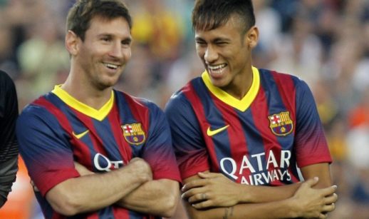 Messi e Neymar lado a lado sorrindo com a camisa do Barcelona em estreia