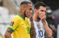 Messi e Neymar com a mão na boca conversando e olhando para frente em jogo entre Brasil e Argentina pelas Eliminatórias