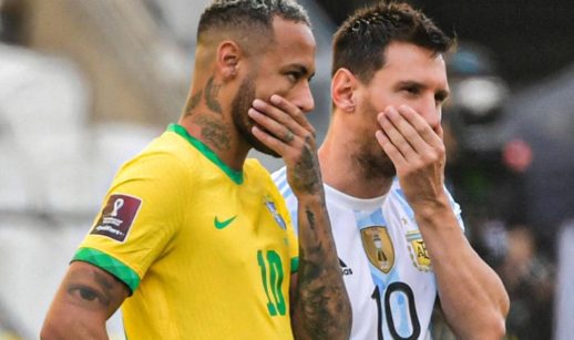 Messi e Neymar com a mão na boca conversando e olhando para frente em jogo entre Brasil e Argentina pelas Eliminatórias